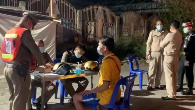 อ้างไม่รู้ "เคอร์ฟิว" รวบหนุ่มเมาเดินเข้าด่านฯ
