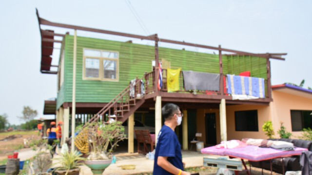 ผู้ว่าฯสิงห์บุรี สำรวจบ้านเรือนถูกพายุถล่มเมื่อคืน