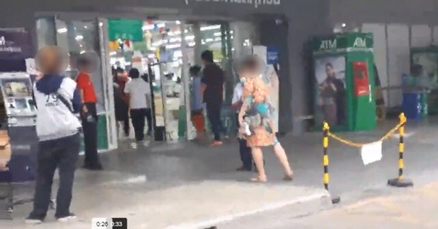 สาวใหญ่ฟิวส์ขาด! ด่ากราดไม่เว้นหน้า หลังรปภ.ห้ามนำสุนัขเข้าห้าง