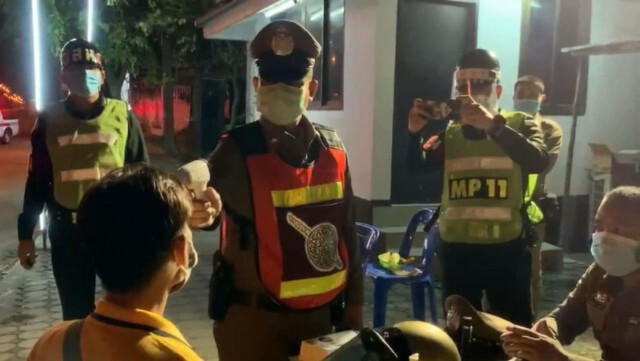 อ้างไม่รู้ "เคอร์ฟิว" รวบหนุ่มเมาเดินเข้าด่านฯ