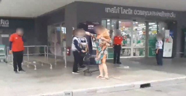 สาวใหญ่ฟิวส์ขาด! ด่ากราดไม่เว้นหน้า หลังรปภ.ห้ามนำสุนัขเข้าห้าง