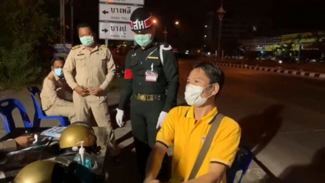 อ้างไม่รู้ "เคอร์ฟิว" รวบหนุ่มเมาเดินเข้าด่านฯ