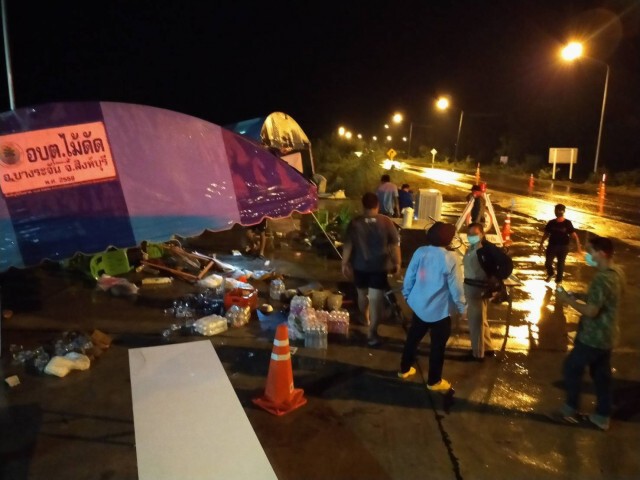 พายุฝนกระหน่ำ พัดจุดสกัดเต้นท์โค่นล้มระเนระนาด