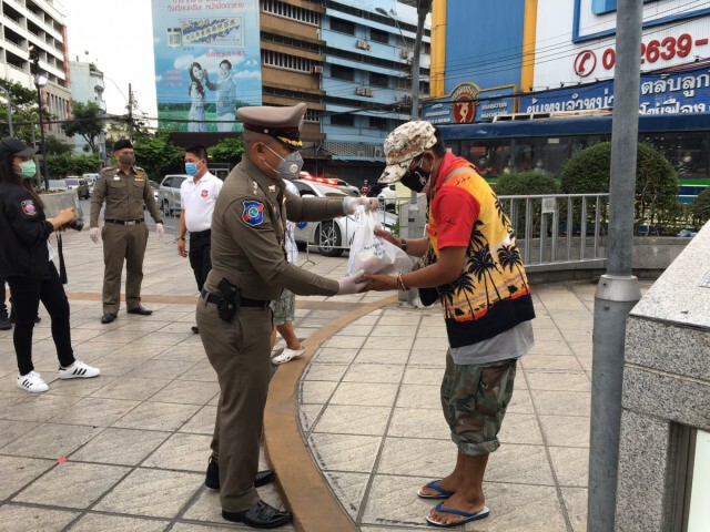 รอง ต่อศักดิ์ฯ ร่วมกับตำรวจท่องเที่ยว มอบสิ่งของจำเป็นให้กับประชาชน