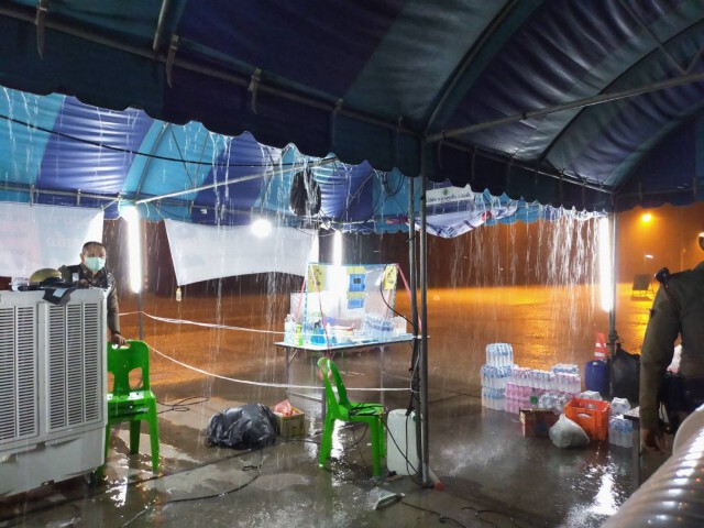 พายุฝนกระหน่ำ พัดจุดสกัดเต้นท์โค่นล้มระเนระนาด