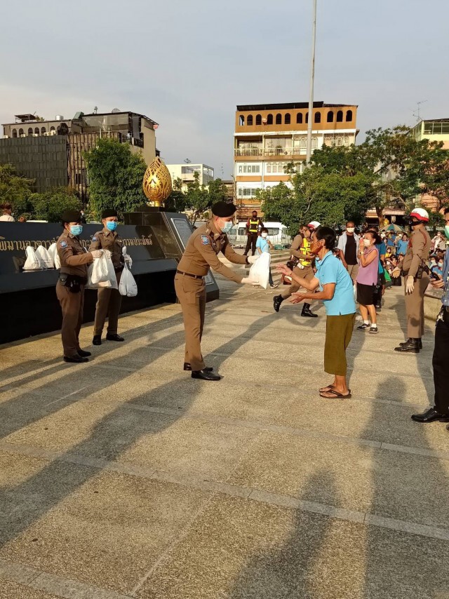 รอง ต่อศักดิ์ฯ ร่วมกับตำรวจท่องเที่ยว มอบสิ่งของจำเป็นให้กับประชาชน
