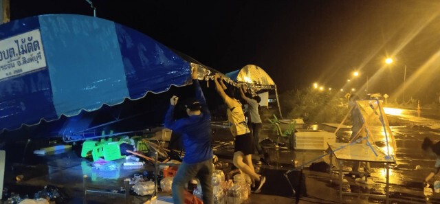 พายุฝนกระหน่ำ พัดจุดสกัดเต้นท์โค่นล้มระเนระนาด