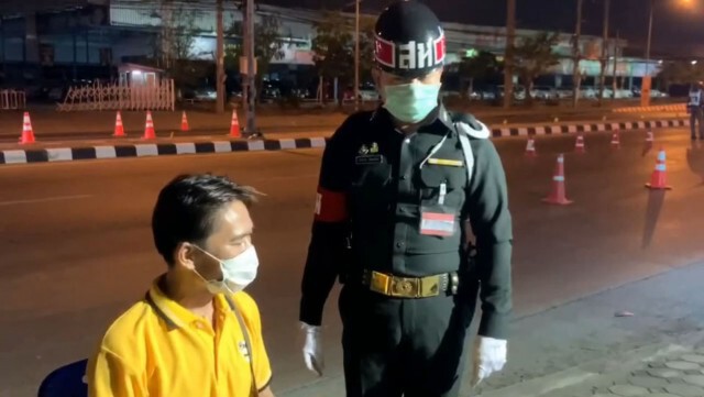 อ้างไม่รู้ "เคอร์ฟิว" รวบหนุ่มเมาเดินเข้าด่านฯ
