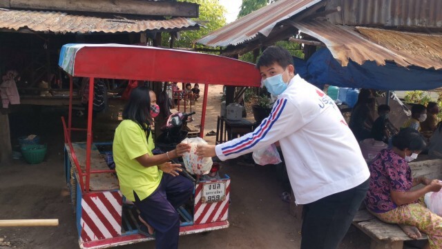 ครอบครัวรัตนเศรษฐ แจกแอลกอฮอล์ขวด-บะหมี่กึ่งสำเร็จรูป 4 พันชุด
