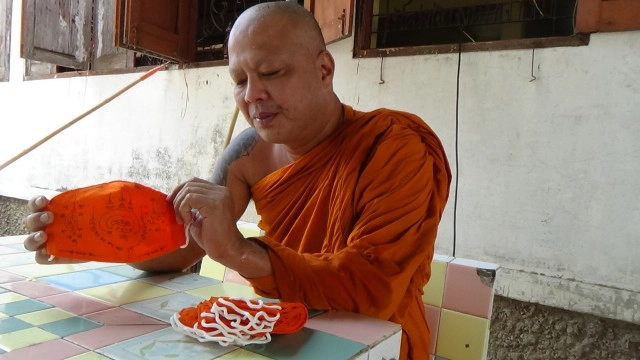 วัดดังแจก "แมสลงยันต์" ทำบุญอุ่นใจไกล "โควิด"