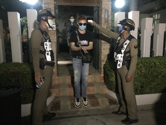 รวบแก๊งฝ่า พ.ร.ก.ฉุกเฉิน มั่วสุมไลฟ์โชว์หวิวคาบ้านหรูเมืองพัทยา