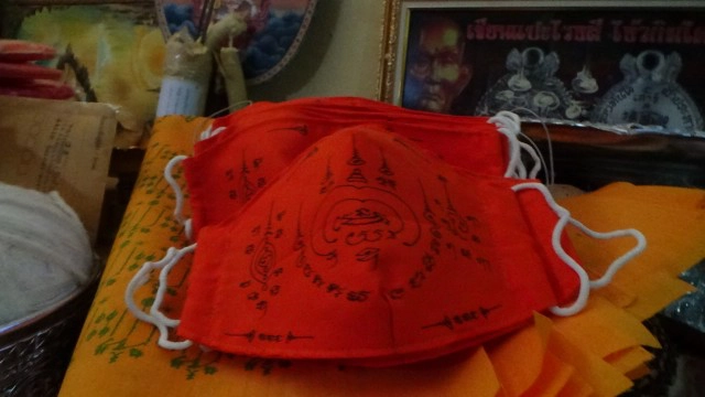 วัดดังแจก "แมสลงยันต์" ทำบุญอุ่นใจไกล "โควิด"