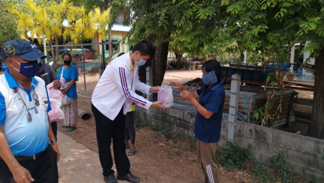 ครอบครัวรัตนเศรษฐ แจกแอลกอฮอล์ขวด-บะหมี่กึ่งสำเร็จรูป 4 พันชุด