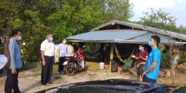 นักกีฬาทีมชาติ-แฟนสาว ยอมกักตัว14วันในกระท่อมกลางนา