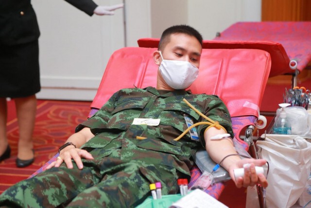 นายกฯ ขอบคุณทหาร ร่วมบริจาคโลหิต