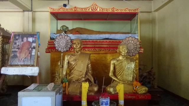 วัดดังแจก "แมสลงยันต์" ทำบุญอุ่นใจไกล "โควิด"