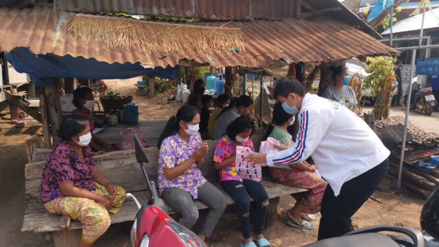 ครอบครัวรัตนเศรษฐ แจกแอลกอฮอล์ขวด-บะหมี่กึ่งสำเร็จรูป 4 พันชุด