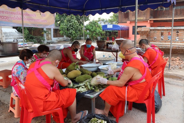 พะเยา-พระเณรทำโรงทานแจกชาวบ้านได้รับผลกระทบจากโควิด-19