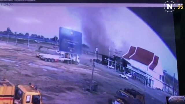 คลิปภาพวินาทีชีวิต! พายุหมุนซัดป้ายโฆษณาล้มทับรถบรรทุก