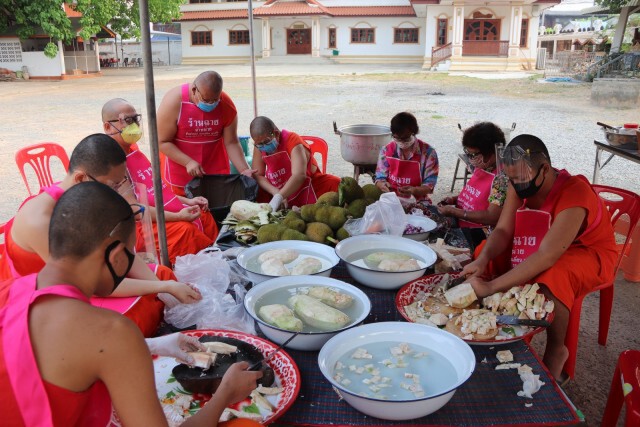 พะเยา-พระเณรทำโรงทานแจกชาวบ้านได้รับผลกระทบจากโควิด-19