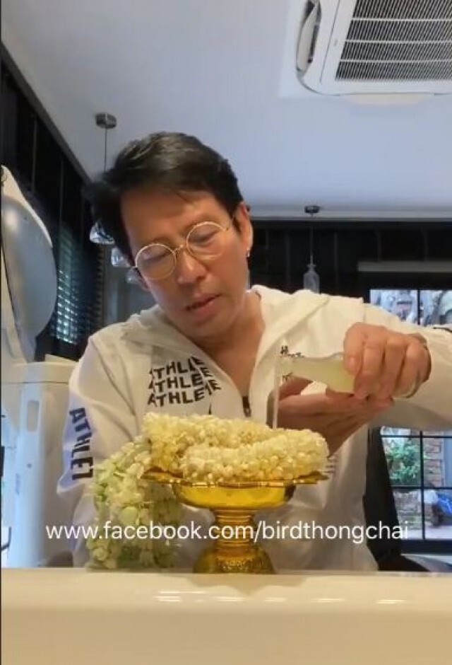 พี่เบิร์ด"รดน้ำดำหัว-ขอพร" ให้นักรบเสื้อกราวน์ปลอดภัยจากโควิด