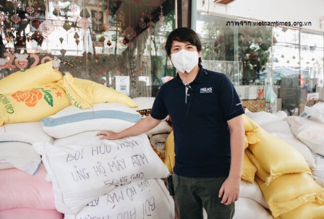 เวียดนามเจ๋งประดิษฐ์ตู้เอทีเอ็มแจกข้าวให้คนตกยากระหว่างมาตรการเว้นระยะห่างทางสังคม