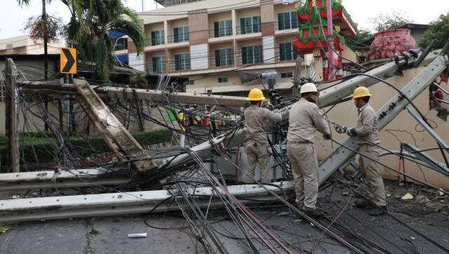 ฝนถล่มกรุง! เสาไฟฟ้าย่านจอมทองหัก 5 ต้น แนะเลี่ยงเส้นทาง