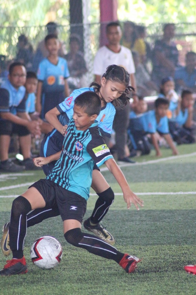 แข้ง ด.ญ.วัย 12  เว้นระยะห่างสังคม  โชว์ฝีเท้าซ้อมเดี่ยว