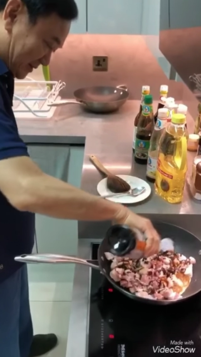 "อุ๊งอิ๊ง" โพสต์ "ทักษิณ" เข้าครัวทำเมนูเด็ดช่วงกักตัวโควิด