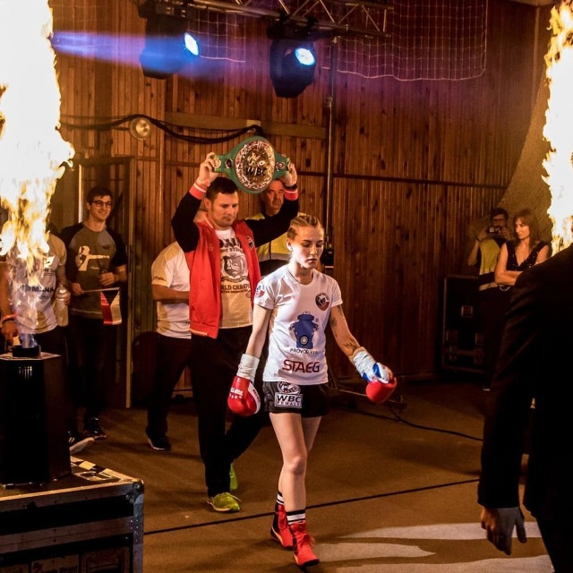 สาวสวยเซ็กส์ซี่ดีกรีแชมป์มวยโลก ติดเชื้อโควิด-19