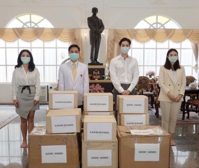 "พีช พชร"พร้อมครอบครัว มอบสเปรย์เจลแอลกอฮอล์ ให้รพ.จุฬาฯ