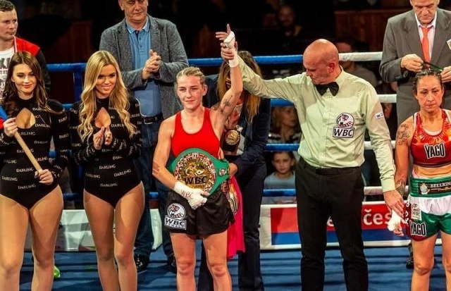 สาวสวยเซ็กส์ซี่ดีกรีแชมป์มวยโลก ติดเชื้อโควิด-19