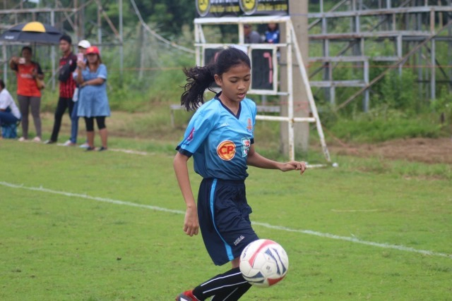 แข้ง ด.ญ.วัย 12  เว้นระยะห่างสังคม  โชว์ฝีเท้าซ้อมเดี่ยว