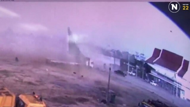คลิปภาพวินาทีชีวิต! พายุหมุนซัดป้ายโฆษณาล้มทับรถบรรทุก