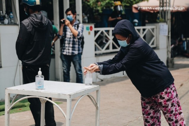 เวียดนามเจ๋งประดิษฐ์ตู้เอทีเอ็มแจกข้าวให้คนตกยากระหว่างมาตรการเว้นระยะห่างทางสังคม