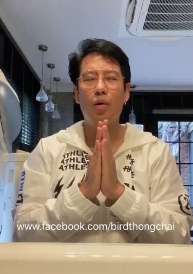 พี่เบิร์ด"รดน้ำดำหัว-ขอพร" ให้นักรบเสื้อกราวน์ปลอดภัยจากโควิด
