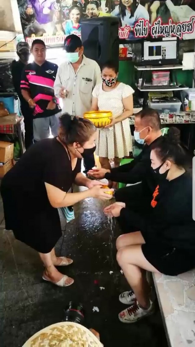 "ผู้ว่าฯนนท์" สั่งสอบผู้ใหญ่บ้าน จัดงานรดน้ำดำหัว "ผิดวินัยร้ายแรง"!!