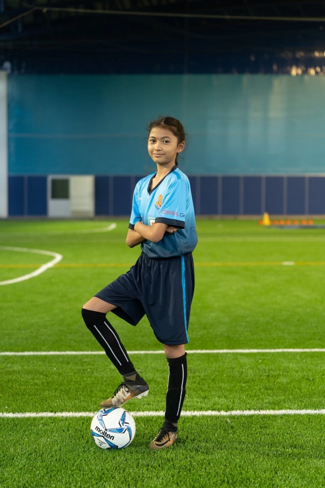 แข้ง ด.ญ.วัย 12  เว้นระยะห่างสังคม  โชว์ฝีเท้าซ้อมเดี่ยว