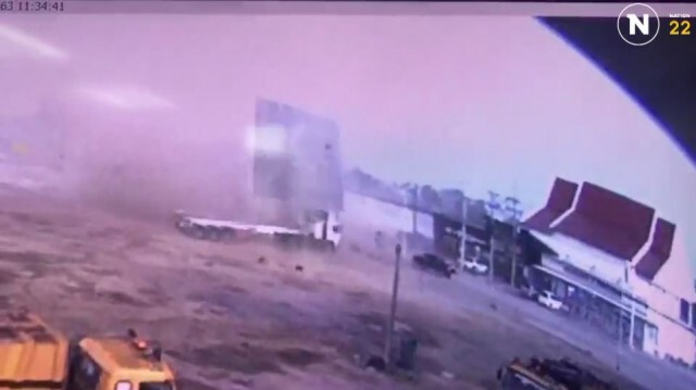 คลิปภาพวินาทีชีวิต! พายุหมุนซัดป้ายโฆษณาล้มทับรถบรรทุก