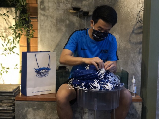 "โค้ชเตี้ย" นำทัพฉลามชล แพ็คหน้ากากอนามัยแจกแฟนคลับ
