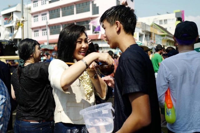 "ยิ่งลักษณ์" อวยพรวันสงกรานต์ ให้กำลังใจคนไทยฝ่าฟันโควิด-19