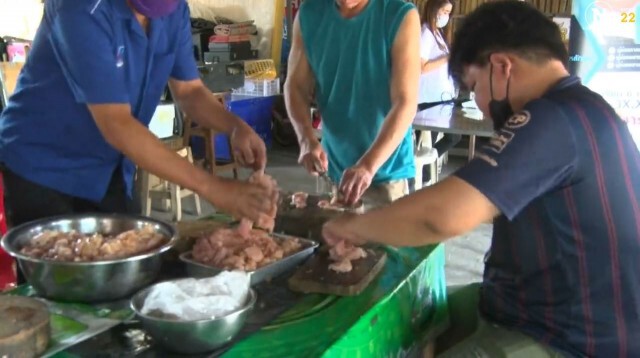 แจกข้าว 400 ห่อ ทำบุญปี๋ใหม่เมือง แทนการเข้าวัด