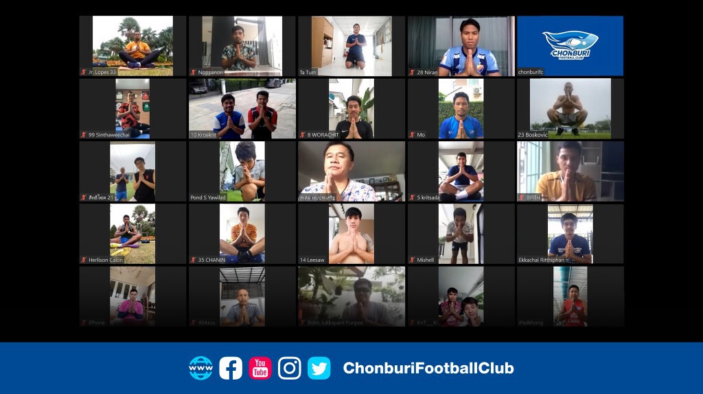 ไม่ลืมประเพณี ! แข้งฉลาม รดน้ำดำหัว โค้ชเตี้ย ผ่านโปรแกรม ZOOM MEETING