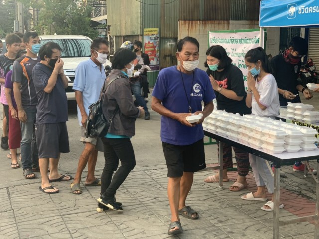 จิตอาสาทำข้าว 200 กล่อง แจกปชช.ทุกวัน