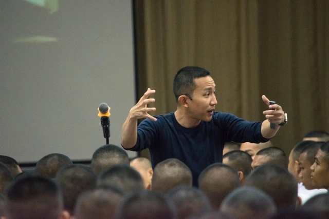 เปิดประวัติ "ผู้กองเบนซ์" อดีต ตชด.แดนใต้ ก่อนเกิดกระแสบนทวิตเตอร์