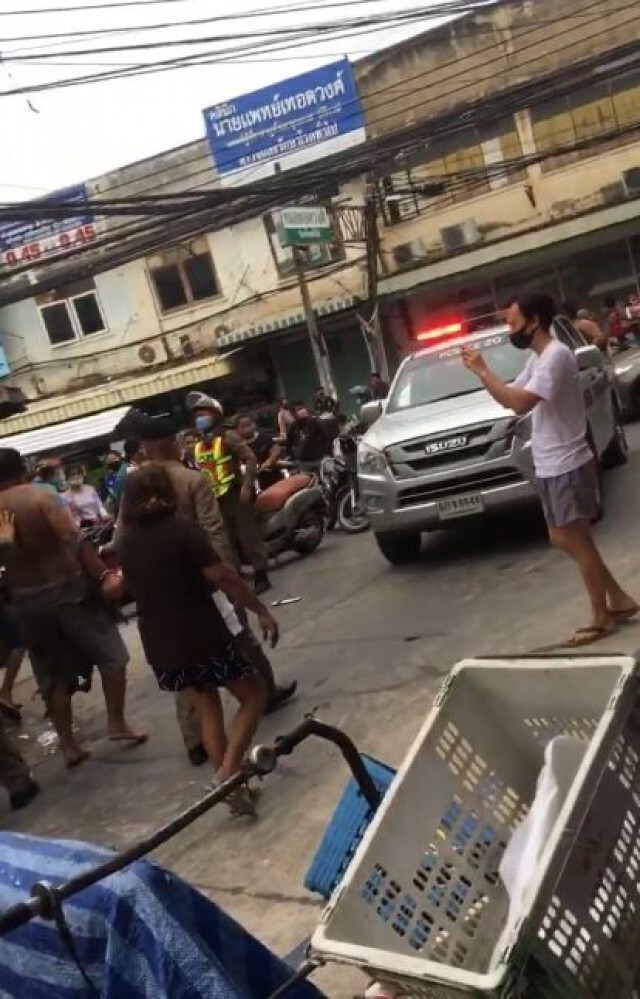 เปิดใจ! 'แม่ค้ากล้วยแขก' แฉนาทีตบสนั่น!! หน้าตลาดนครนายก