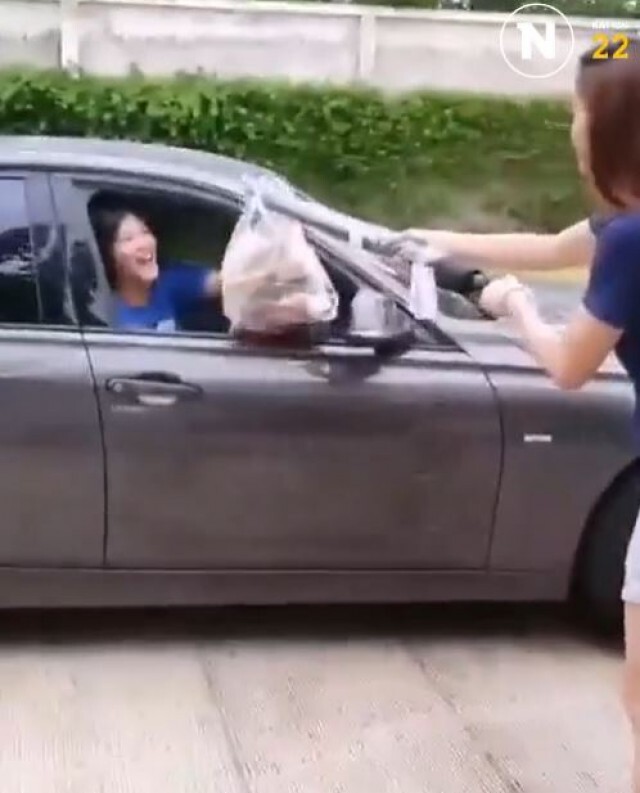 ชมคลิป "ซาร่า-หน่อง-กัปตันกิ๊ฟ" ส่งเสบียงกันในภาวะโควิด19
