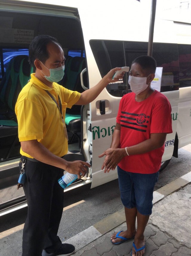 ขนส่งฯ คุมเข้มผู้โดยสารรถสาธารณะต้องเว้นระยะอย่างน้อย 1 เมตร