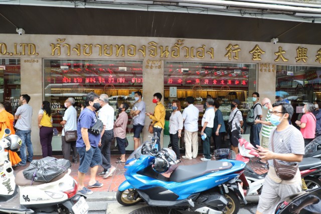 คนแห่ "ซื้อ-ขาย" ทองคำ ราคาพุ่ง 550 บาท
