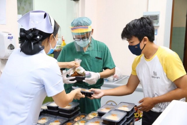 "ต๊อด ปิติ" ทำ 5 เมนู เดลิเวอรี่ให้หมอ-พยาบาล "สู้โควิด-19"